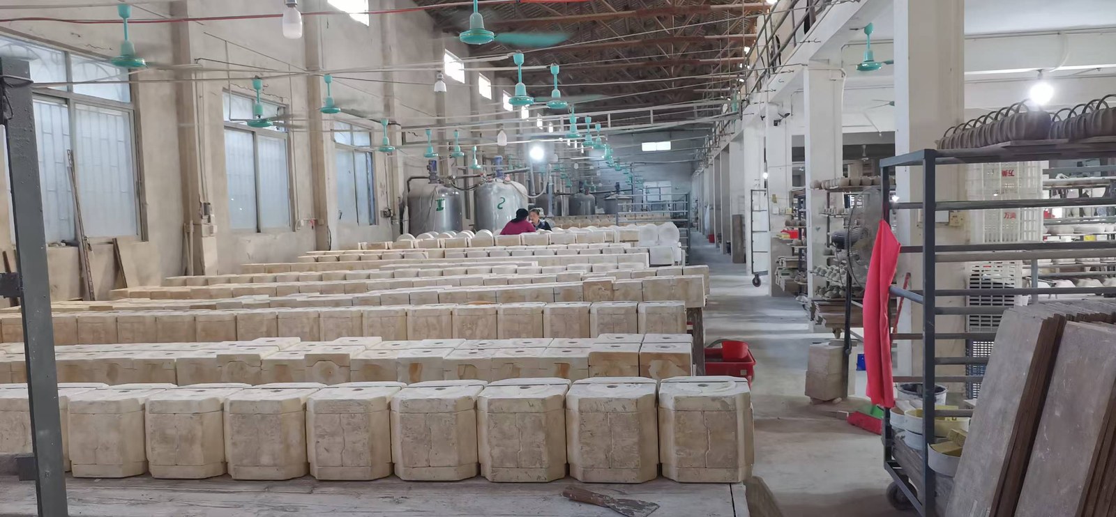陶瓷施釉工艺场景示意